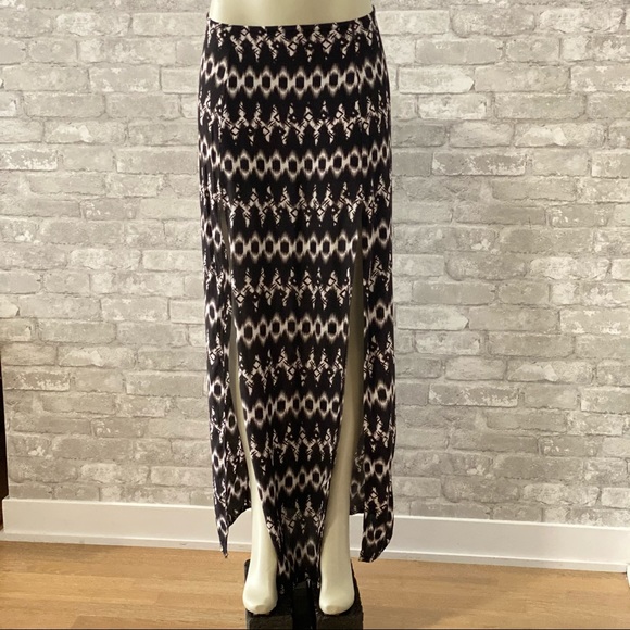 Garage Dresses & Skirts - 🔥SALE🔥 Garage Maxi Skirt with Slits